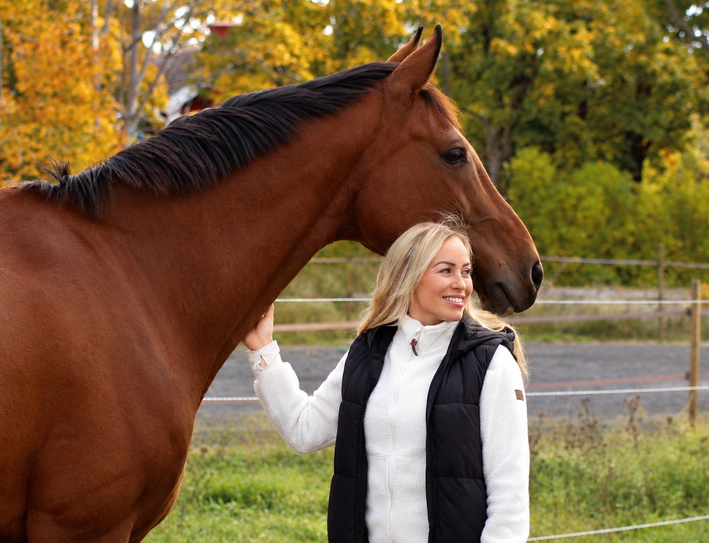 Anriette tillsammans med en av hästarna på Stallro