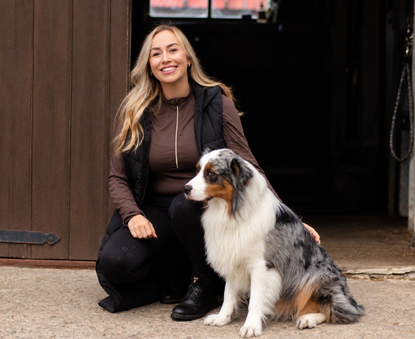 Anriette tillsammans med Kiito vid stallet på Stallro