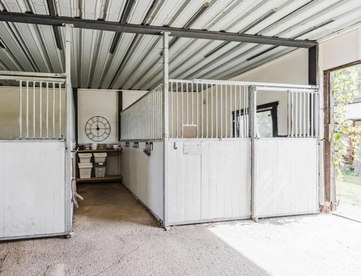 Stall med boxar och utsikt