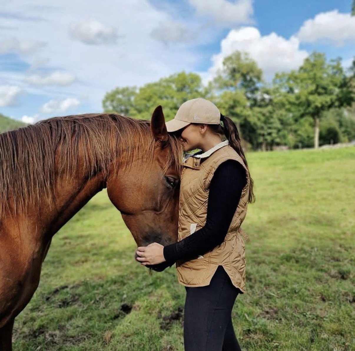 Tjej med panna mot häst